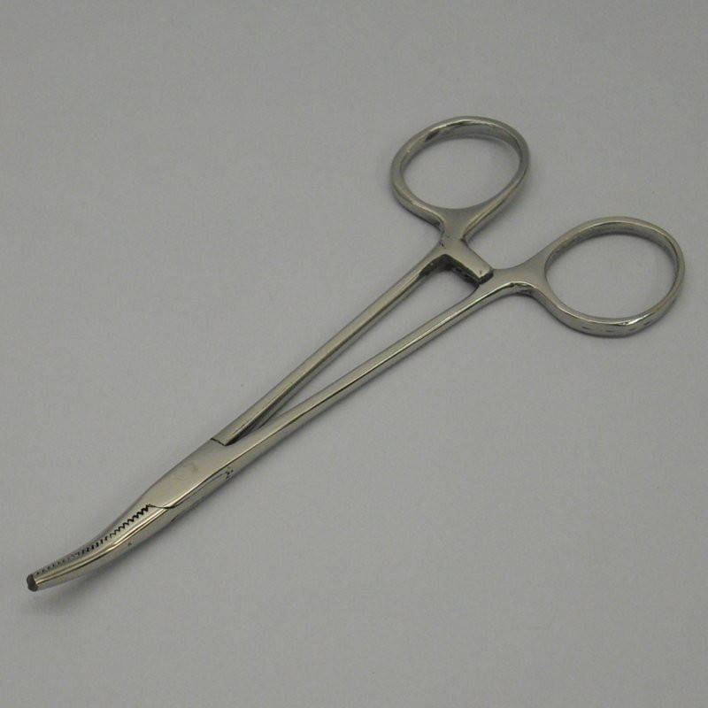 Pinza serra pezzi tipo emostatico a punte ricurve